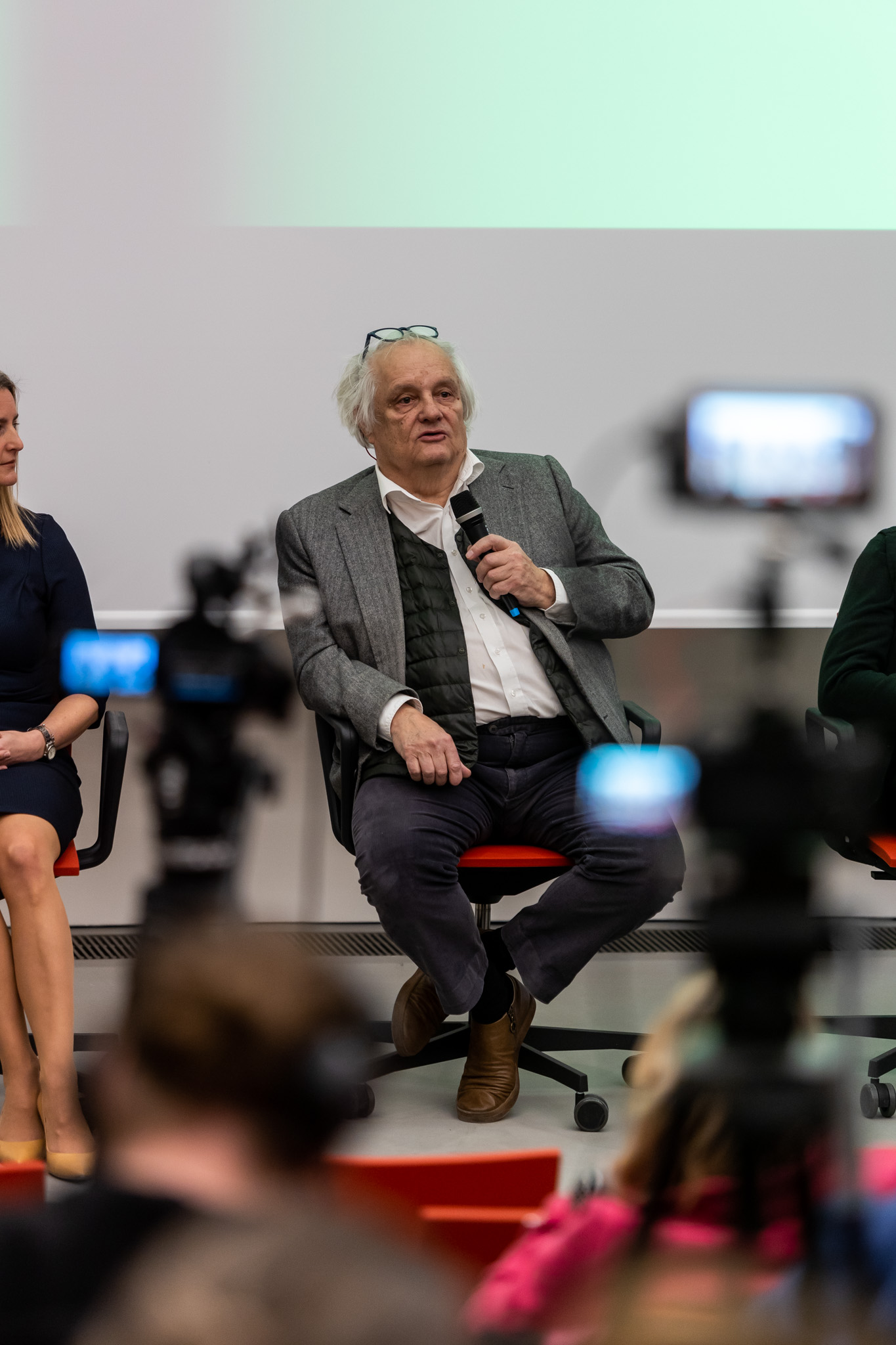 Architekt Martin kusý na tlačovej konferencii pri príležitosti otvorenia SNG.