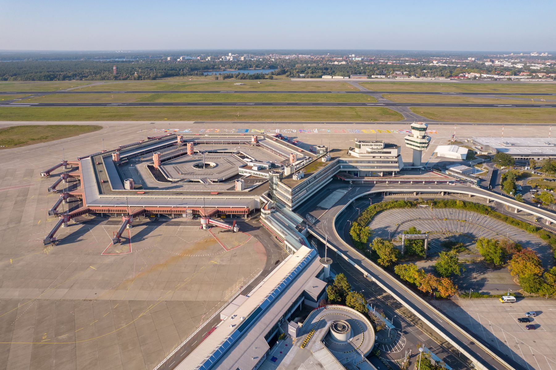 Letisko Tegel bolo známe svojou unikátnou terminálovou budovou v tvare šesťuholníka. Už o pár rokov sa premení na výskumný park.