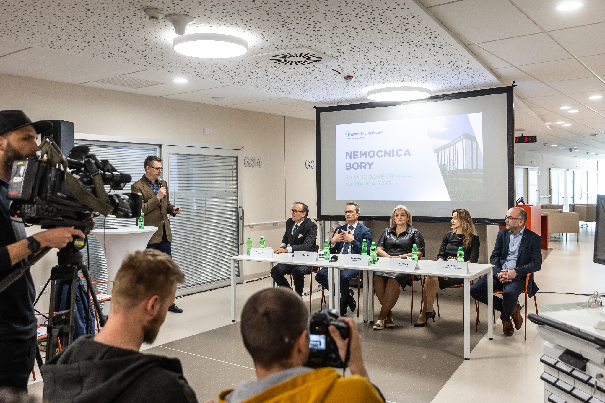 Tlačová konferencia pred otvorením nemocnice.