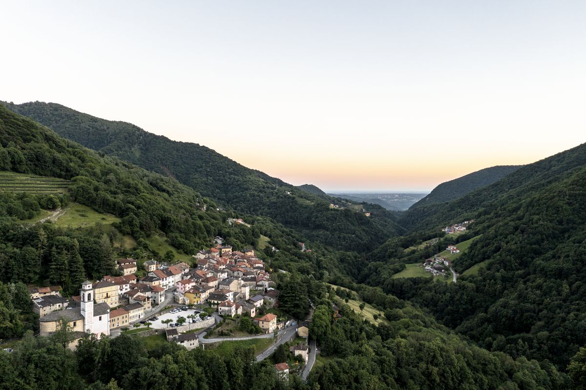 Zveľadenie námestia v obci Cabbio.