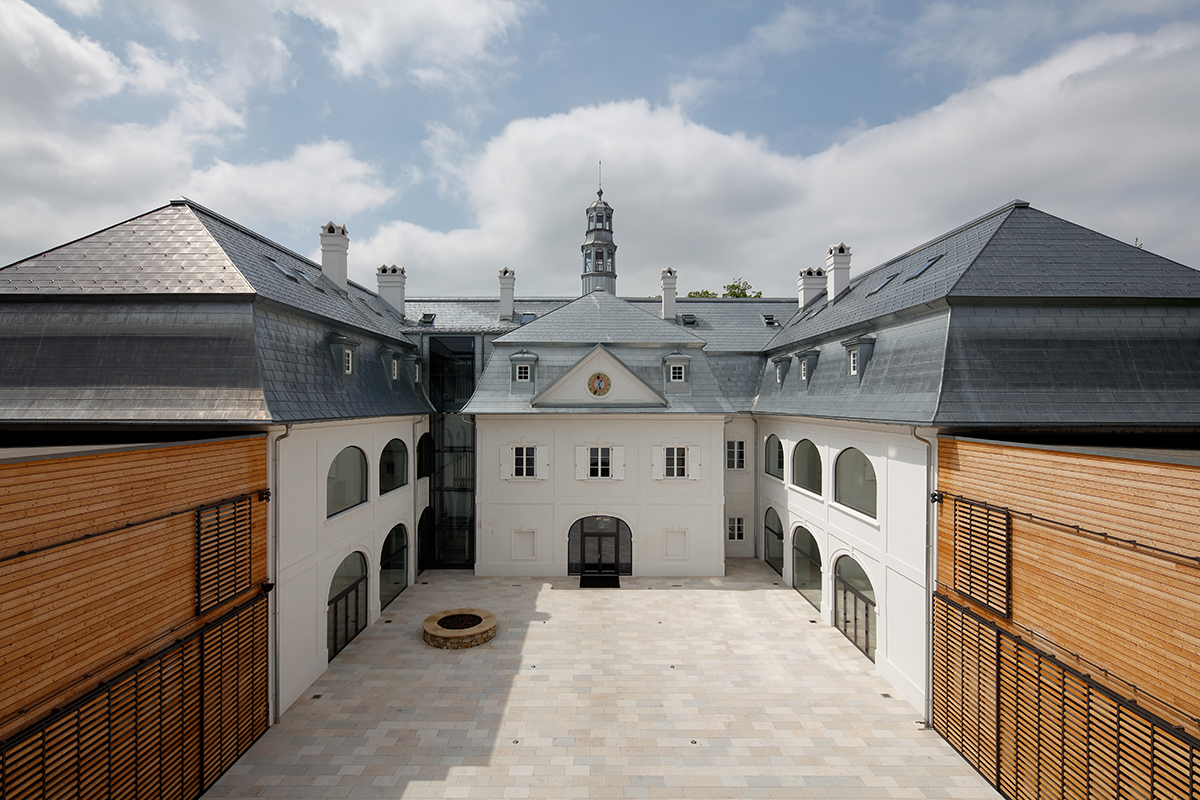 Zámok Château Gbeľany (foto 2) Architekt Barak Architekti Realizácia Kontrakting stavebné montáže, spol. s r.o., Pluta - Dach s.r.o., Kraal spol. s r.o. RHEINZINK- CLASSIC walzblank, veľkorozmerové šablóny