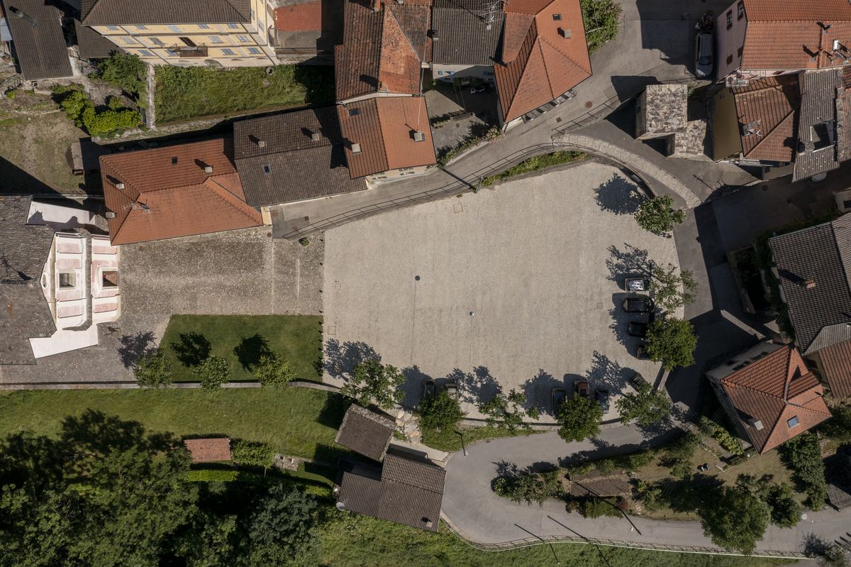 Zveľadenie námestia v obci Cabbio.