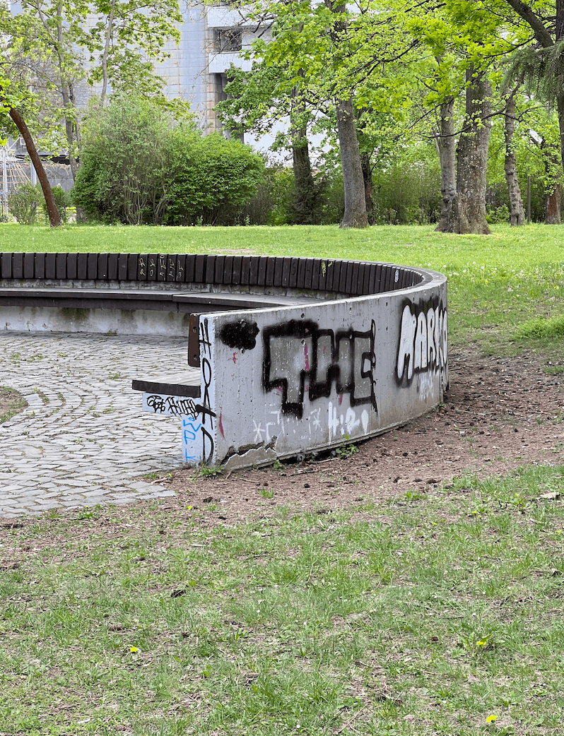 Grafiti na nedávno obnovených polkruhoch v Sade Janka Kráľa. 