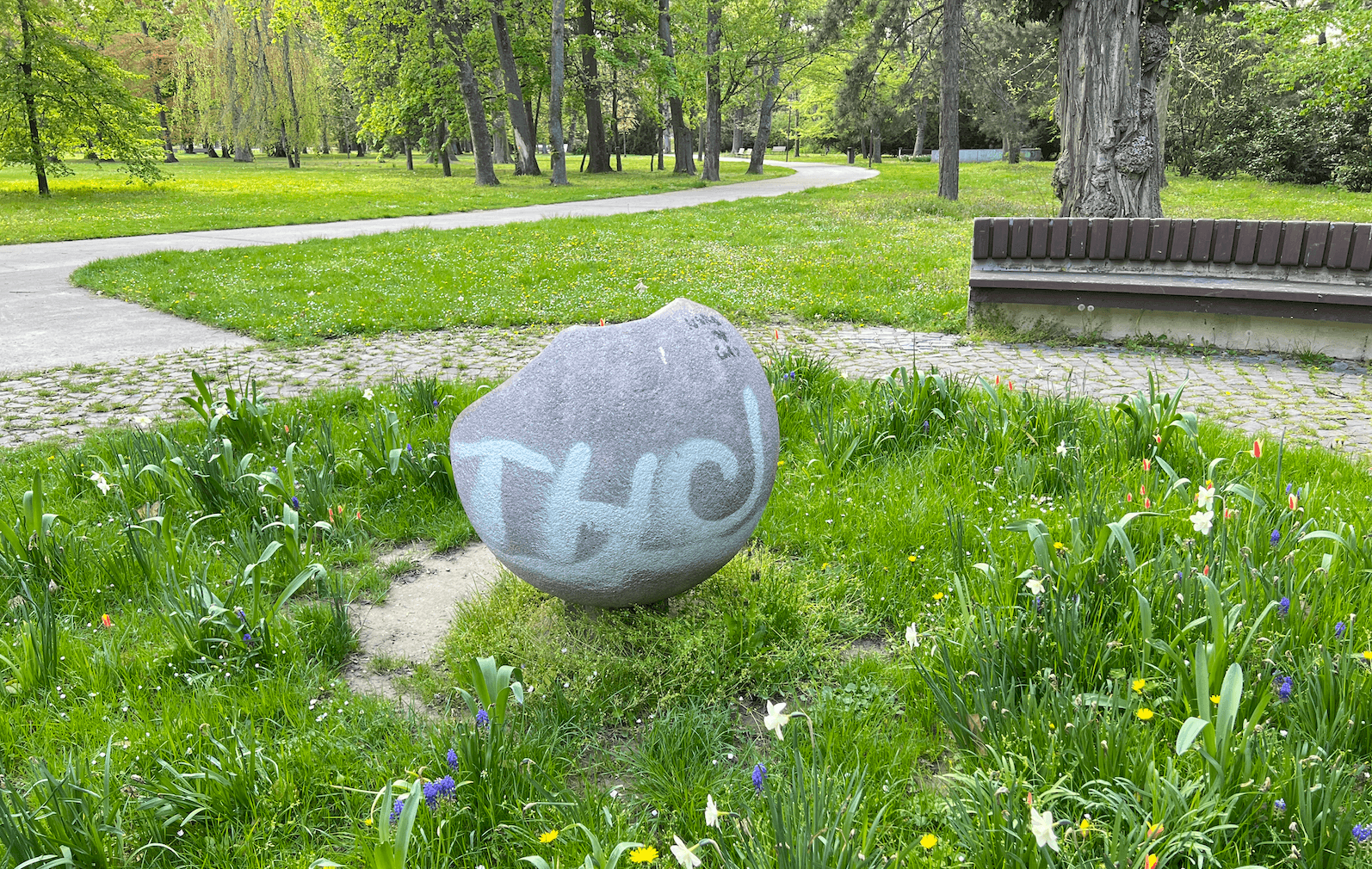 Grafiti sa nachádzajú aj na sochách, znázorňujúce znamenia zverokruhu. 