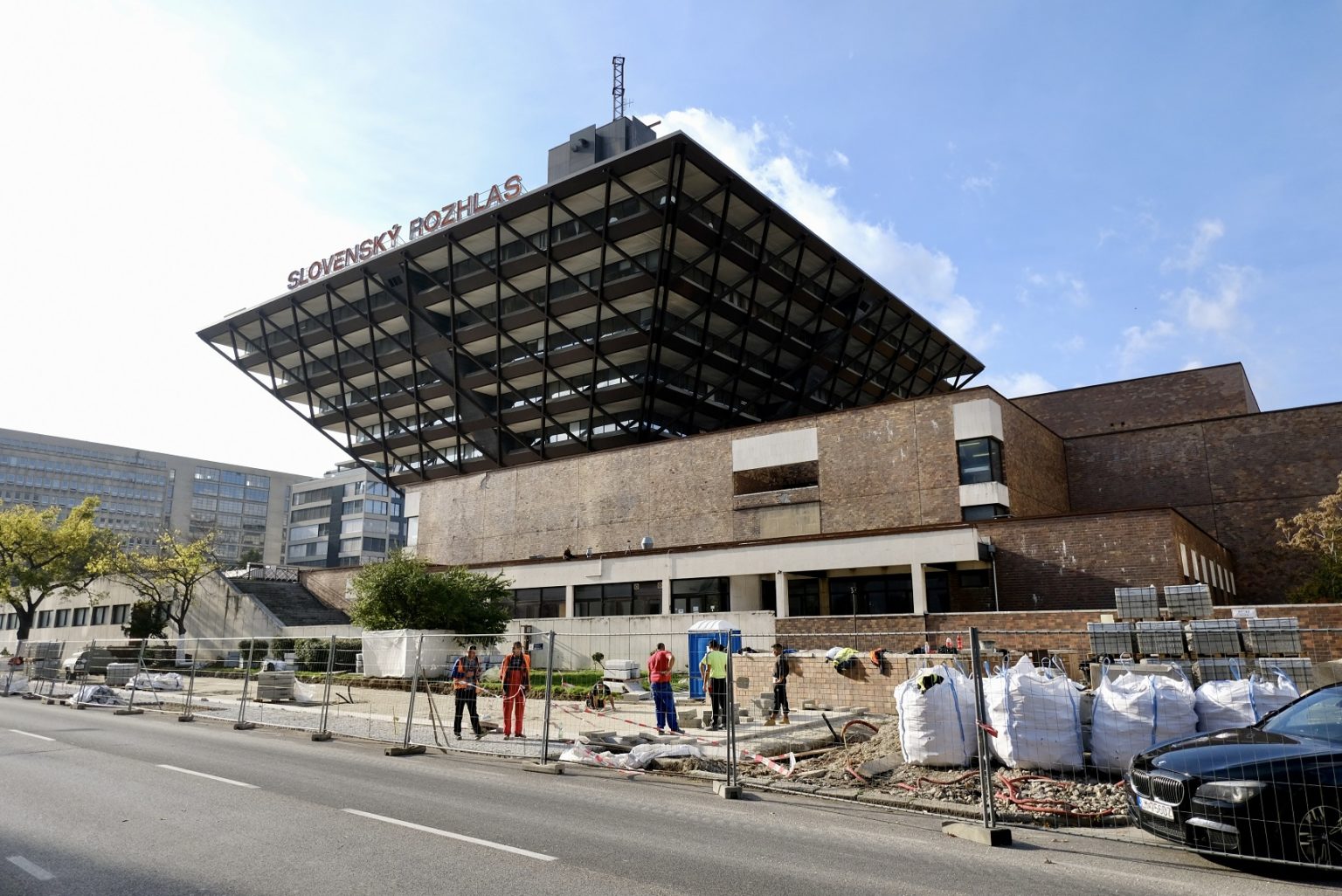 Revitalizácia chodníka na Mýtnej ulici pri Slovenskom rozhlase. 