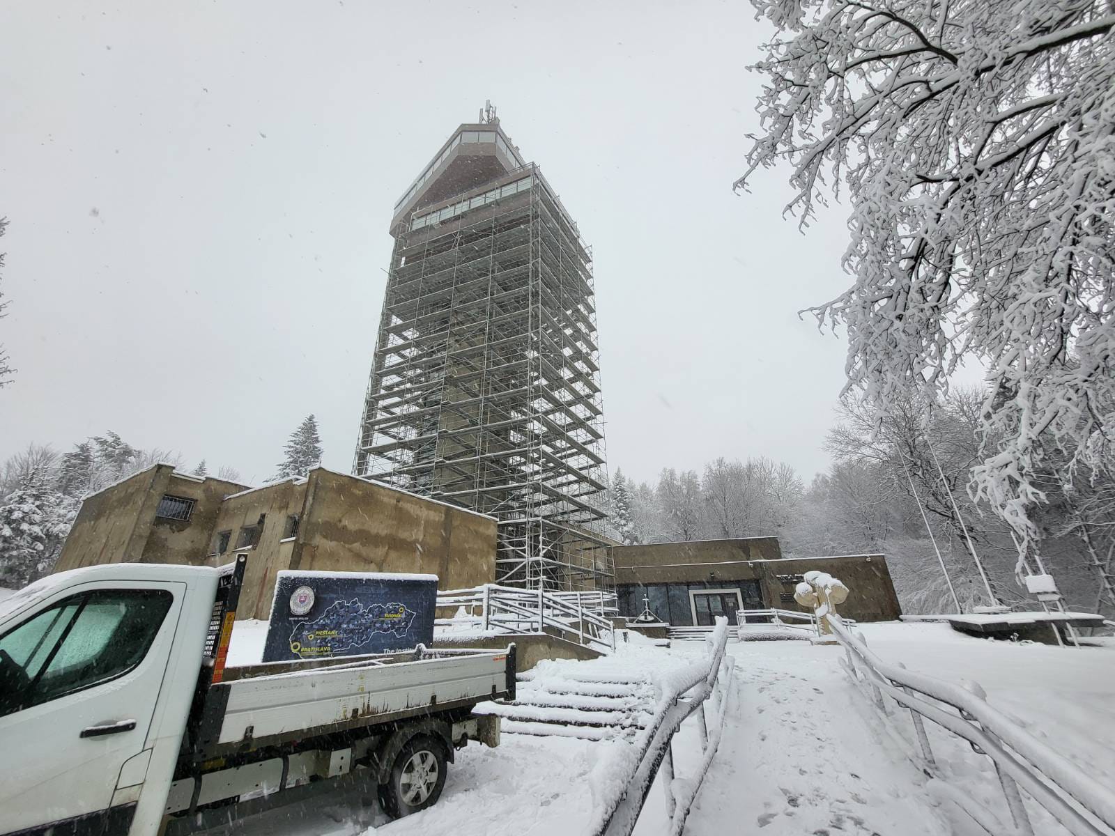 Vyhliadková veža na Dukle v zime, zdroj KApAR