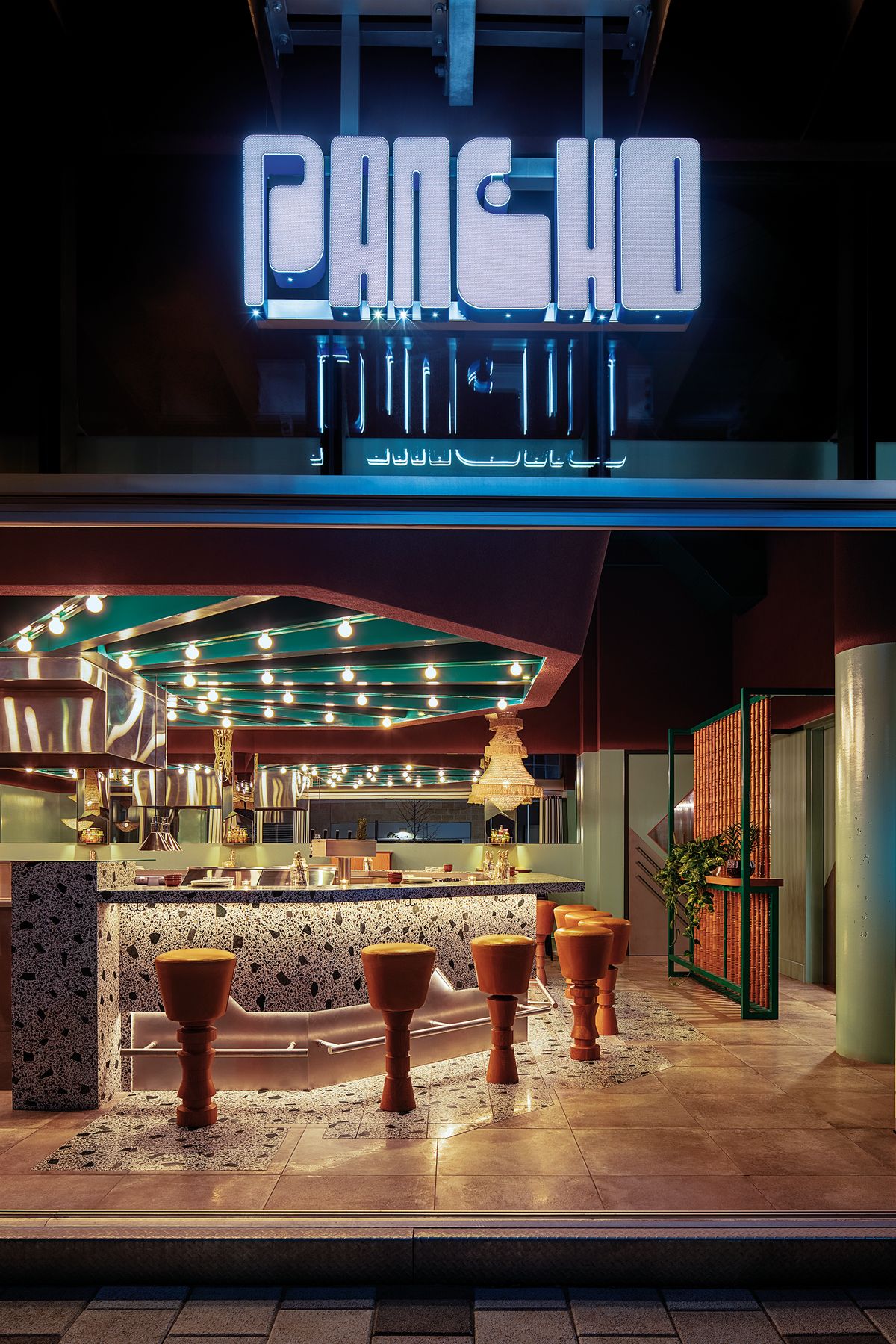 Bar s reštauráciou Pancho v kanadskom Montreale využíva terrazzo nielen ako súčasť podlahy, ale tiež vertikálnych obkladových prvkov.