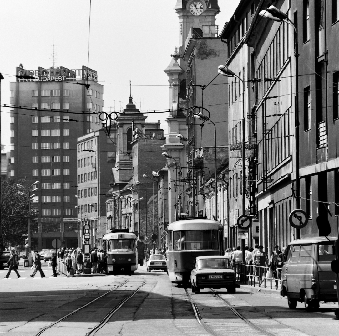 Fotografia centra Bratislavy s budovou Manderláku z roku 1988.