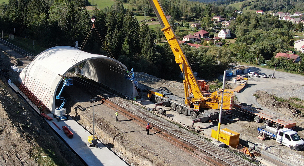 Obr. 4 Ukladanie prefabrikovaných dielcov žeriavom s nosnosťou 500 t (zdroj: ABM Mosty, s. r. o.)