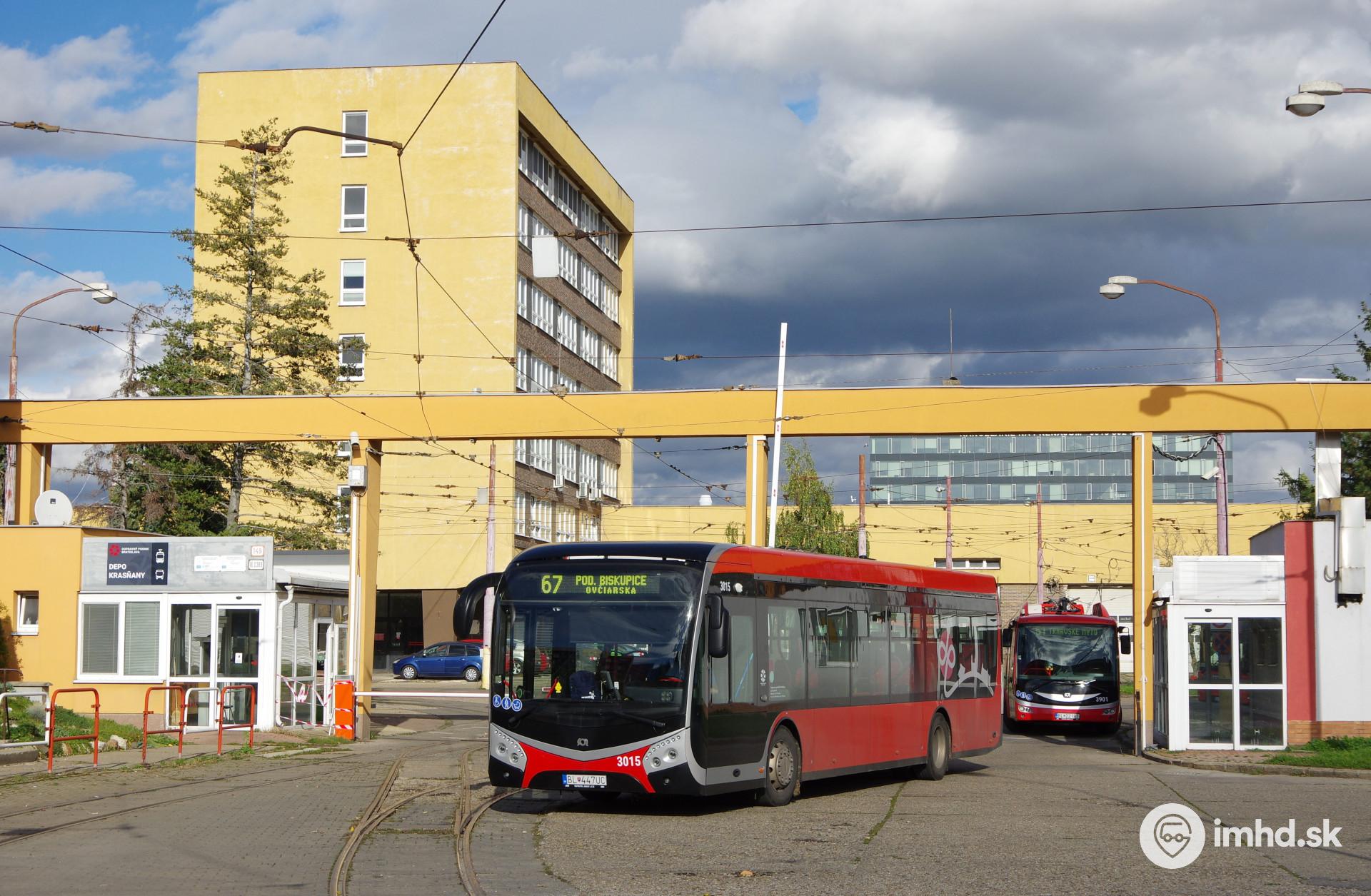 Depo Krasňany - výjazd jedného z nových elektrobusov v deň začatia rekonštrukcie 