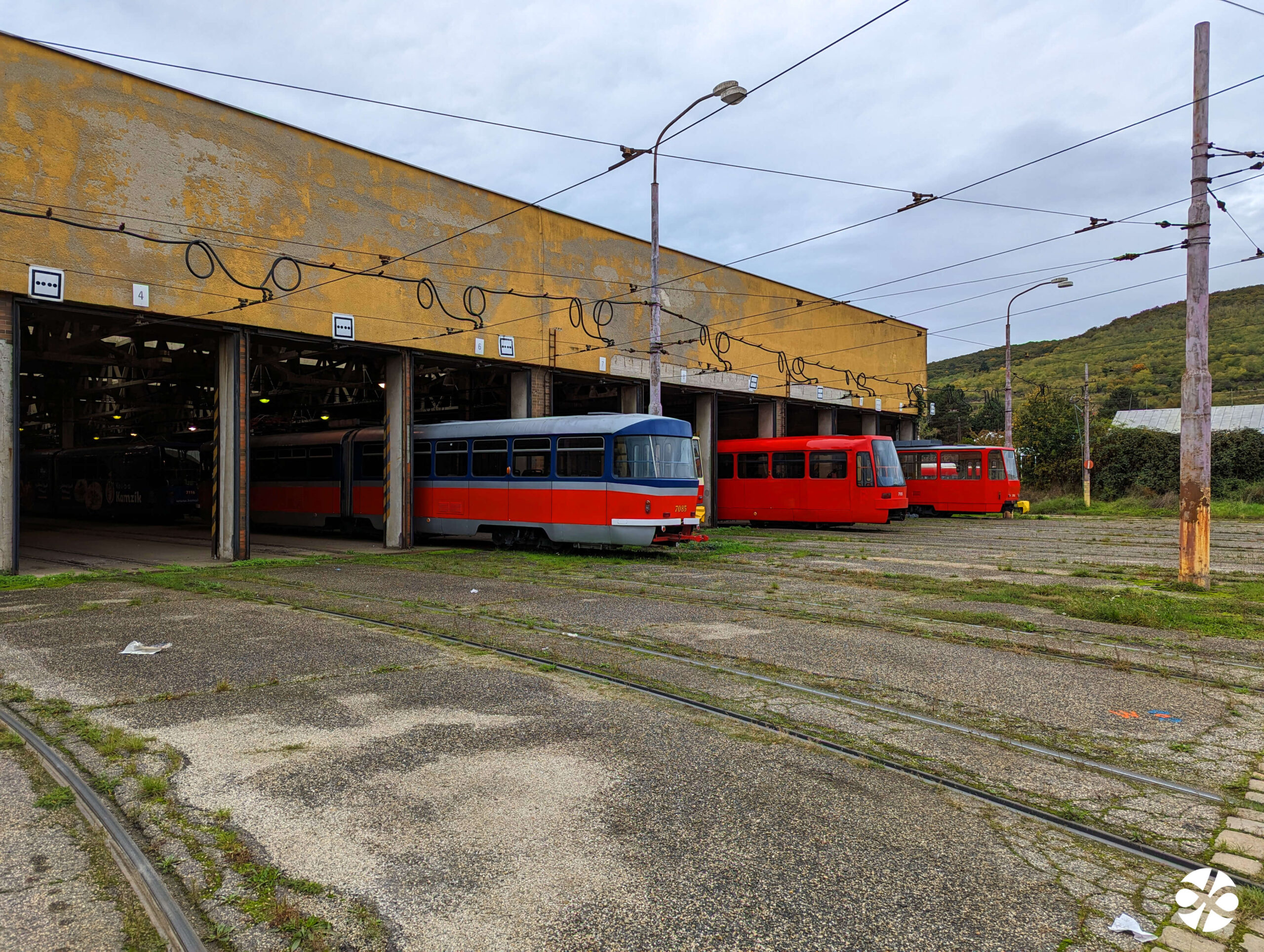 Depo Krasňany je v značne nevyhovujúcom stave, jednotlivé haly sa postupne rozpadávajú a rekonštrukcia je nutná už roky