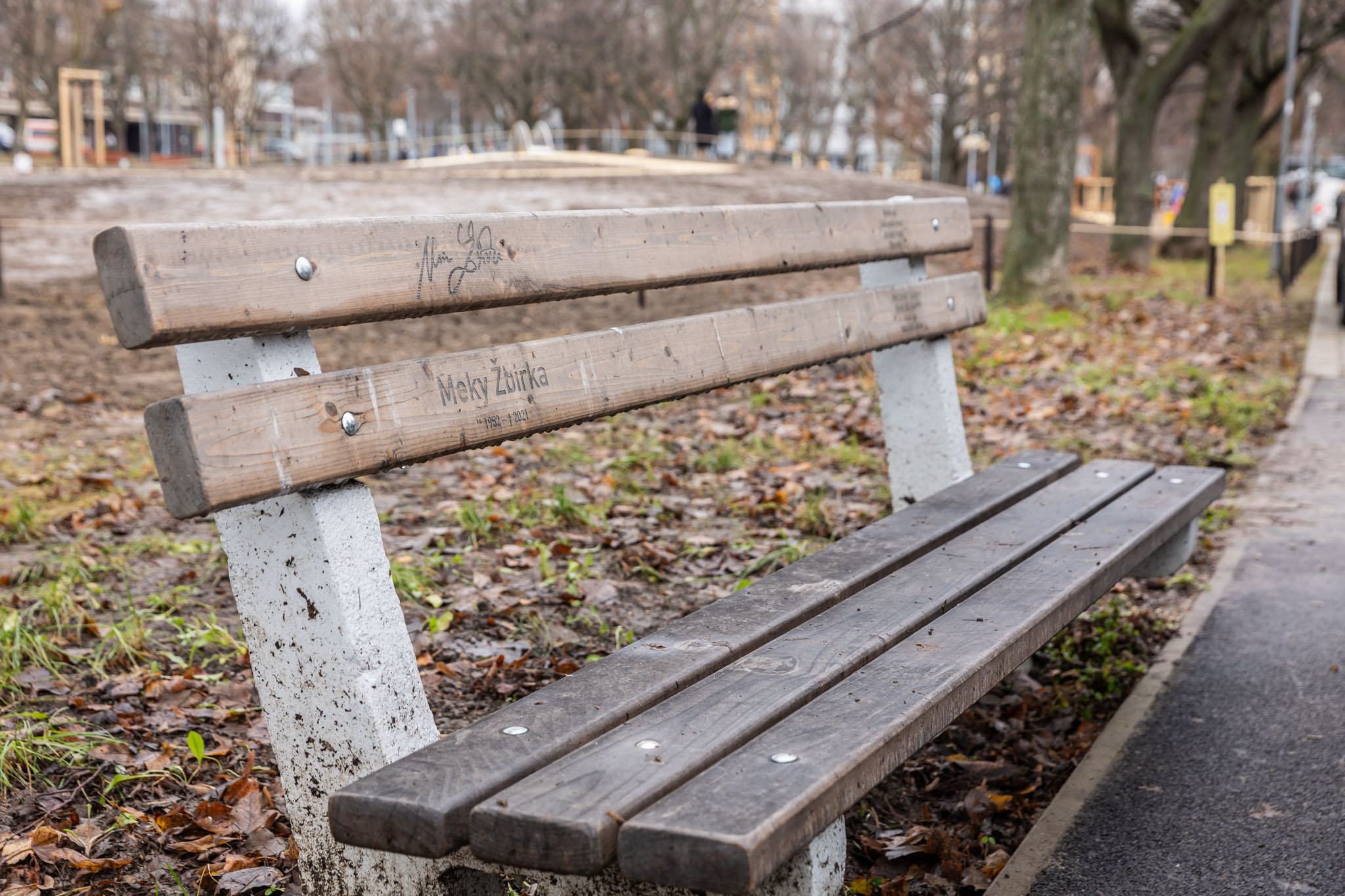 Zrevitalizovaný park na Račianskom mýte - lavička Miroslava Žbirku