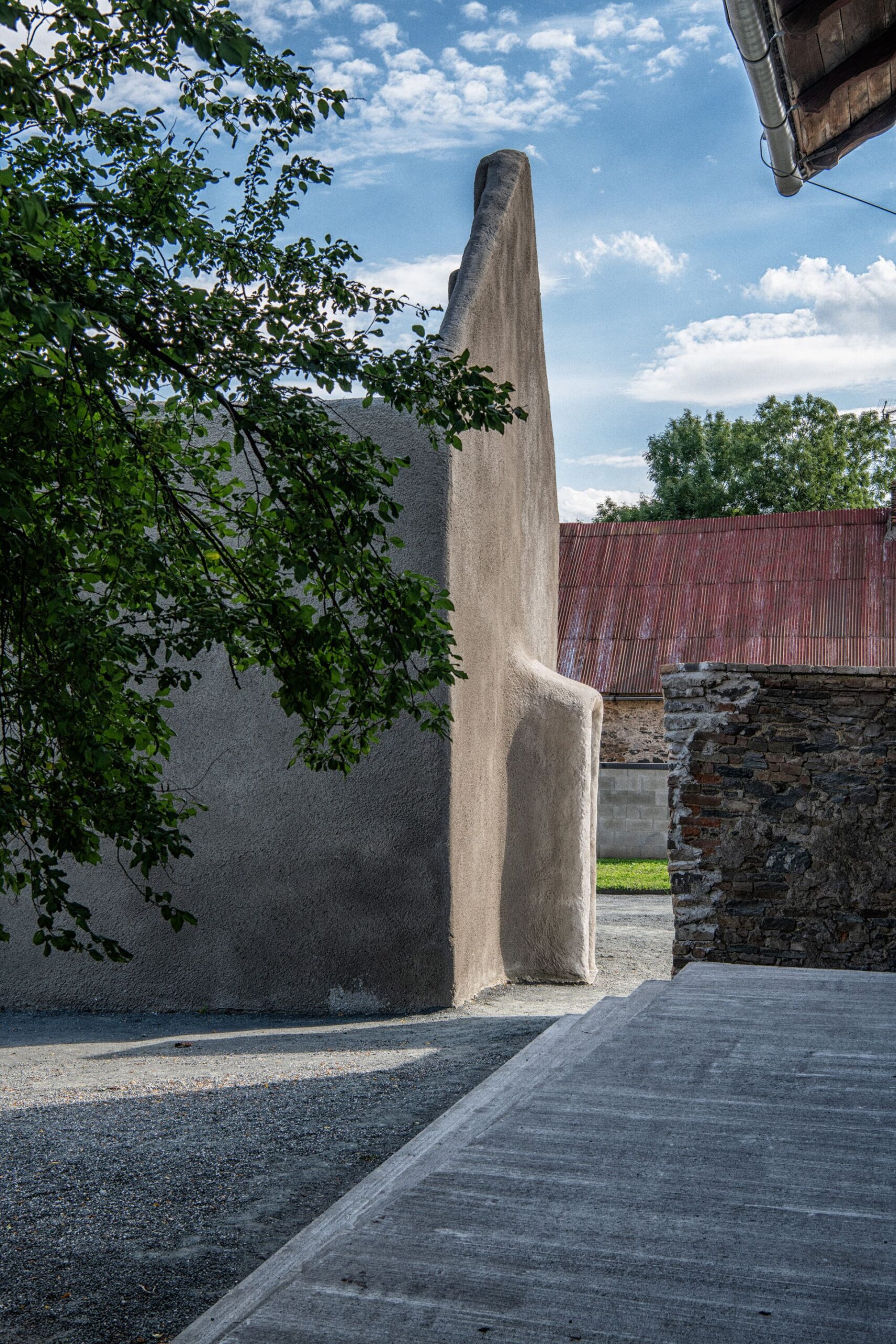 Do historickej štruktúry architekti integrovali nový vstupný portál. 