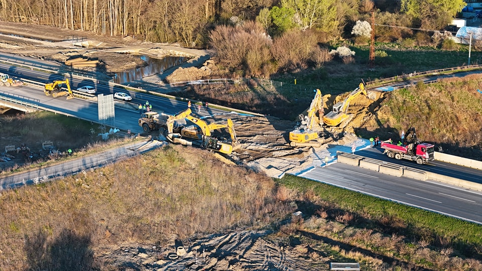 Proces demolácie mosta ponad diaľnicu D1