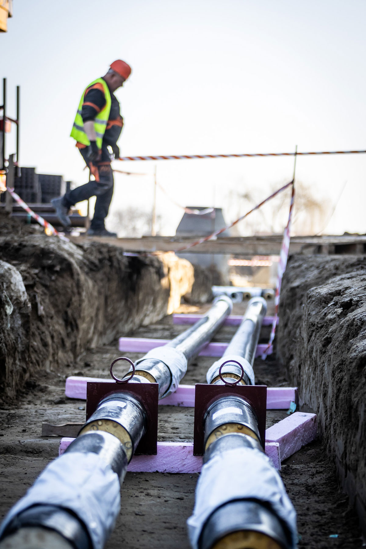 Obr. 5 Nový prípojný horúcovod v Ružinove sa realizujez oceľových predizolovaných potrubí NRG RADPOL s difúznou bariérou.