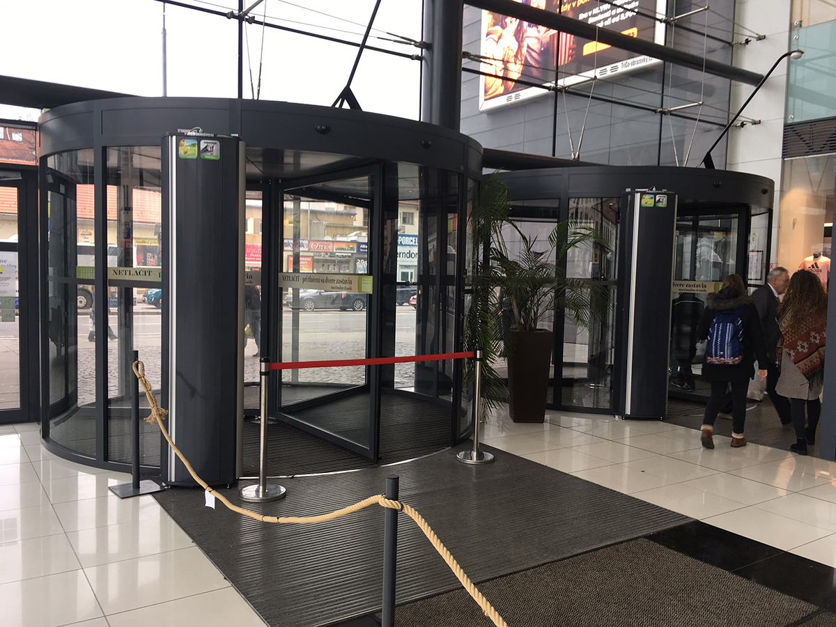 Dizajnové a funkčné dverné vzduchové clony Teddington SAPHIR ku karuselovým dverám – OC Mlyny Nitra