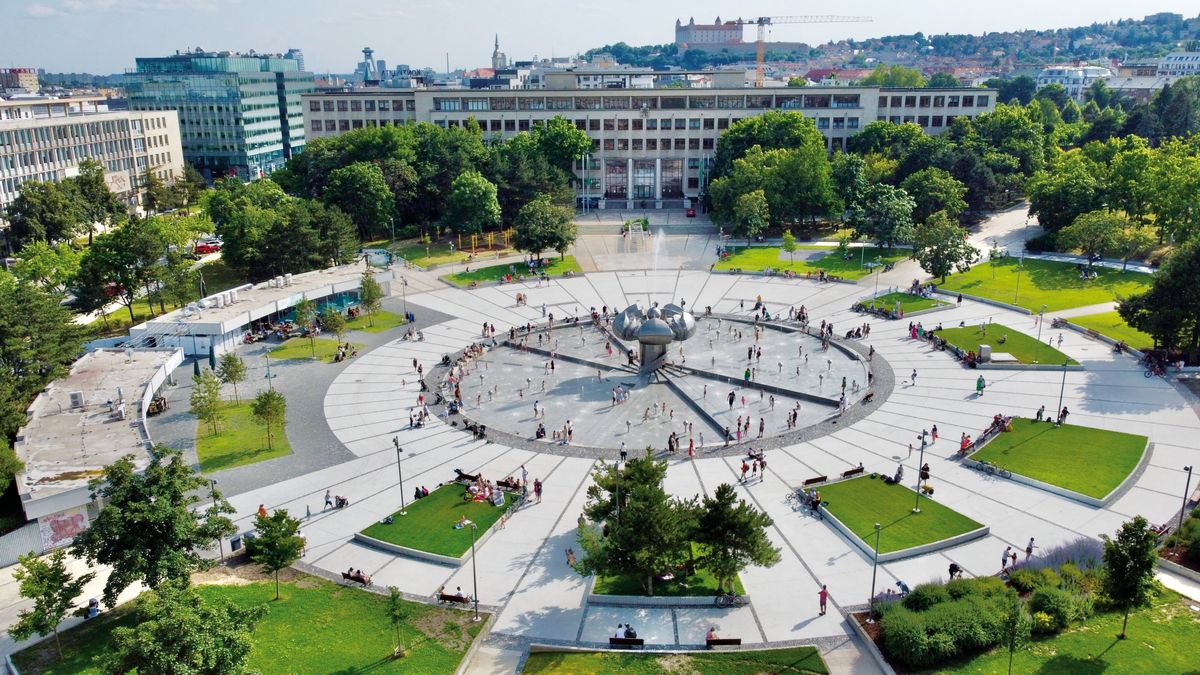 Rekonštrukcia Námestia slobody patrí medzi najväčšie obnovy verejného priestoru v Bratislave. Hlavným lákadlom zostáva ikonická fontána, do ktorej sa po dlhých 16 rokoch vrátila nielen voda, ale i kvalitný verejný priestor.