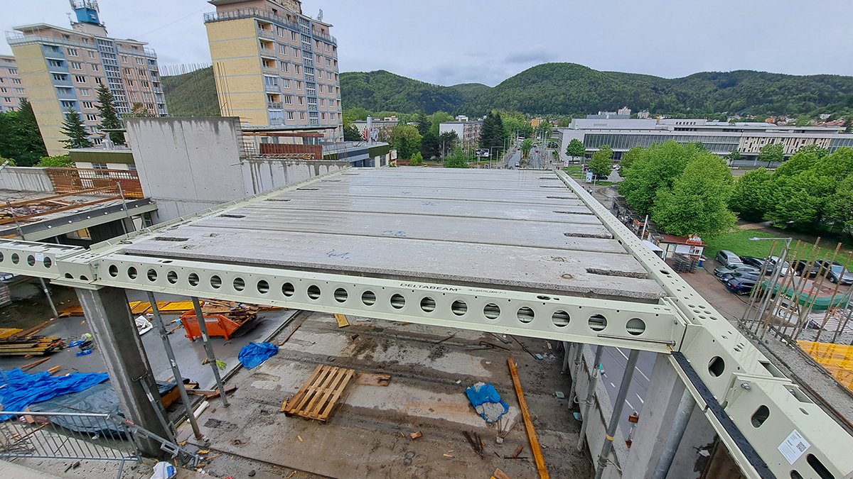 Nosníky ­DELTABEAM® sú na stavbe zalievané betónom.