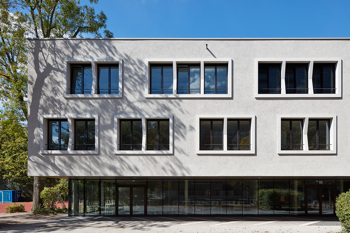 Gymnázium v Berlíne rozšírilo svoje priestory o novú trojpodlažnú budovu, ktorej fasáda kombinuje na jednej časti kreatívne omietky StoSignature s lineárnou textúrou s hladkou omietkou s metalickou lazúrou na prevetrávanej časti fasády.