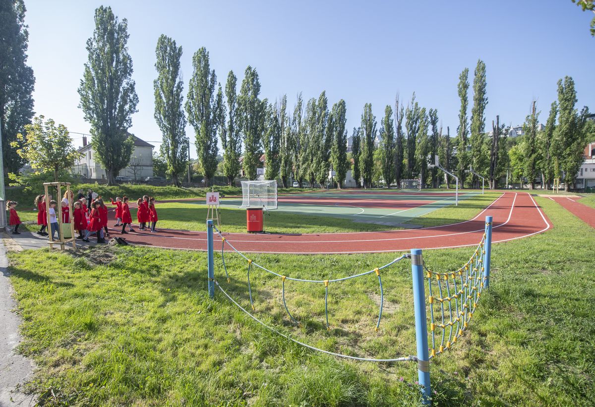 končenie rekonštrukcie športového areálu a nadstavby školy ZŠ s MŠ Dubová. 