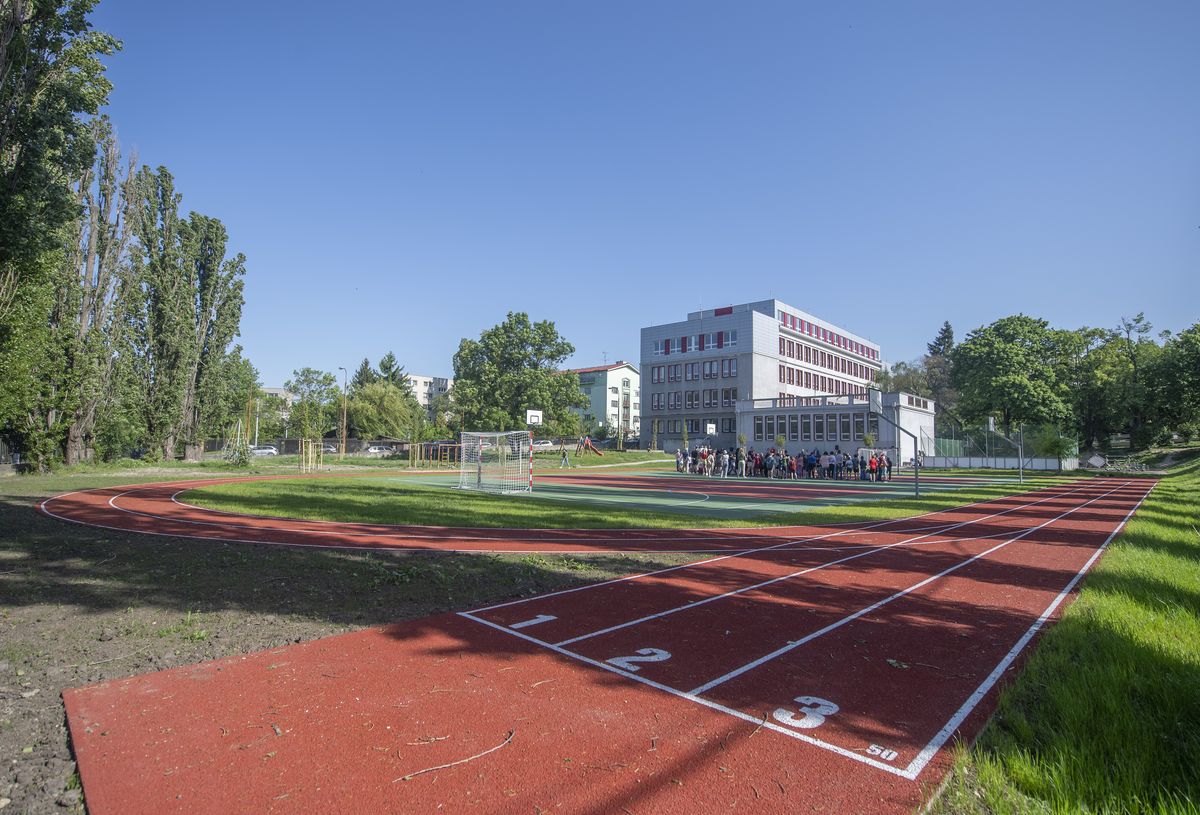 Na snímke  zrekonštruovaný športový areál a v pozadí dostavba piateho podlažia ZŠ a MŠ Dubová 1