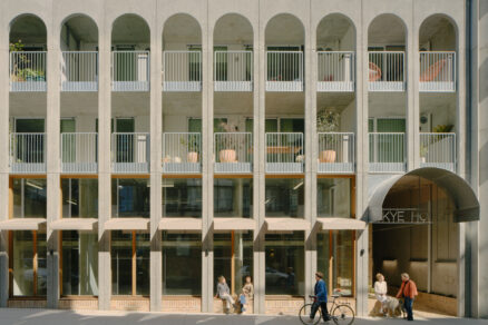 Oblúky sa inšpirovali projektom The Factory od Ricarda Bofilla. V celej štvrti sa potom často dajú vidieť aj na ďalších budovách.