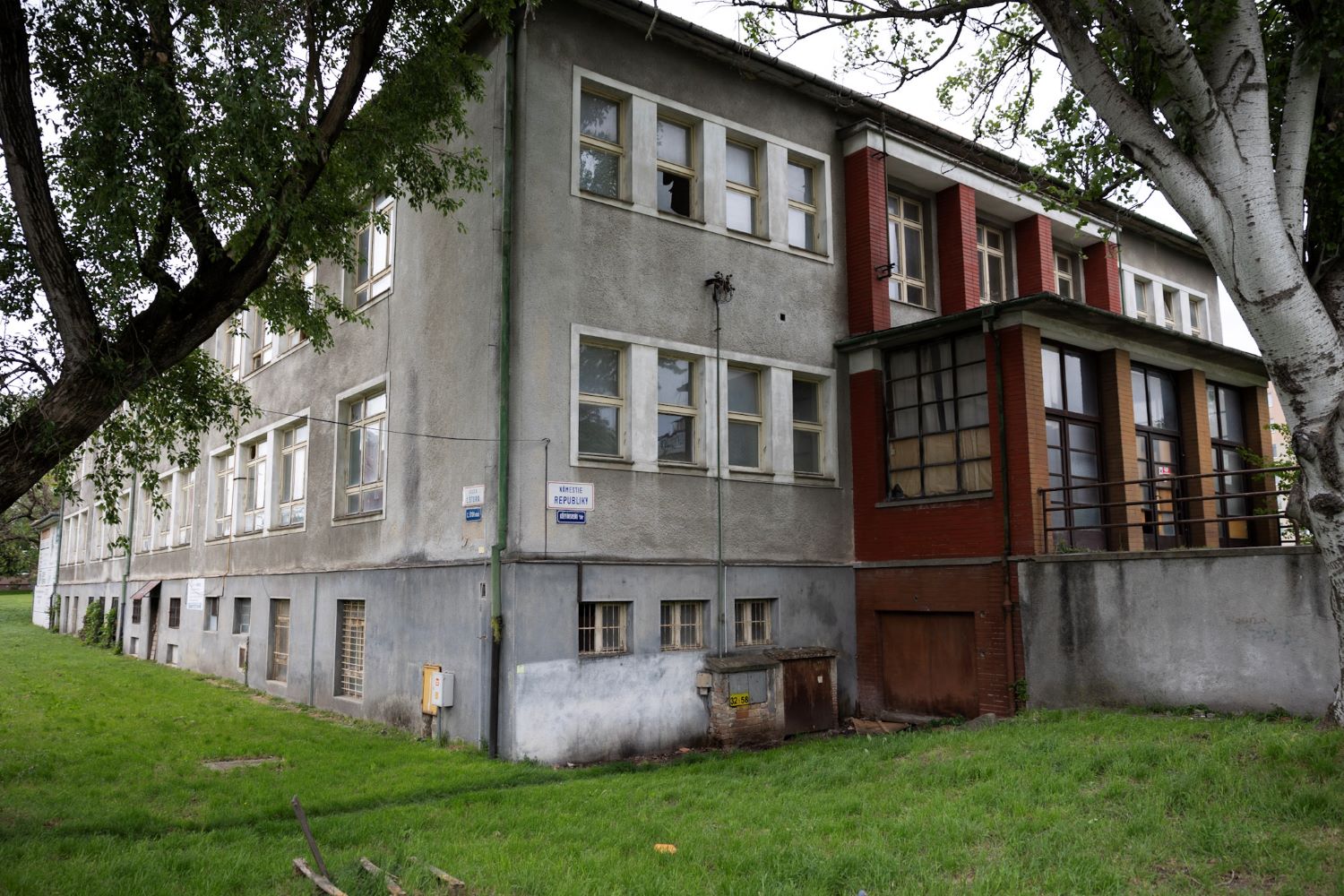 Bývalú Strednú priemyselnú školu elektrotechnickú v Nových Zámkoch chce Nitriansky samosprávny kraj prestavať na nájomnú bytovku.
