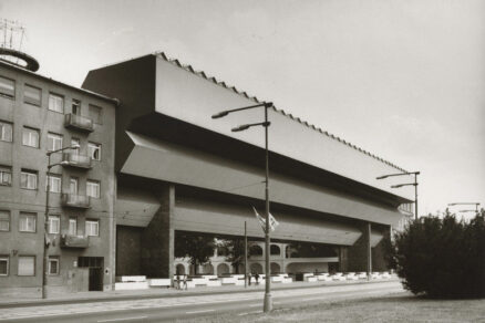 70. roky Rekonstrukcia a dostavba Slovenskej narodnej galerie v Bratislave. Pohlad na premostenie z chodnika FOTO webumenia.sk . e1669844158386