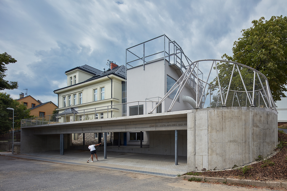 erezové siete X-TEND ako zabezpečenie strešných a okolitých terás materskej škôlky (MŠ Montessori, Jablonec nad Nisou).