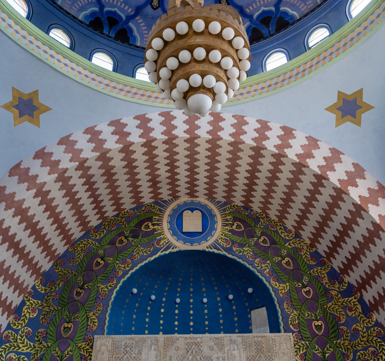 Kupola v obnovenom interiéri synagógy v Trenčíne.