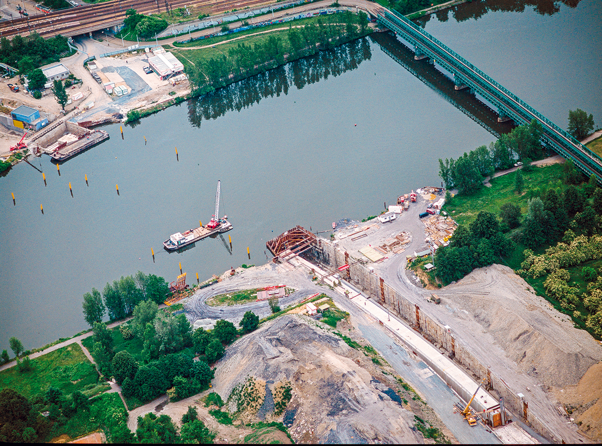 Výstavba plaveného tunelu na trase IV C1 trasa Nádraží Holešovice – Ládví, 2002 