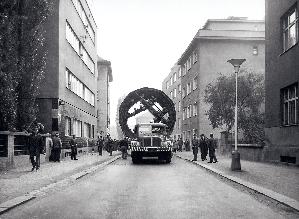 Prevoz nemechanizovaného štítu ul. Hradeckých, 1970