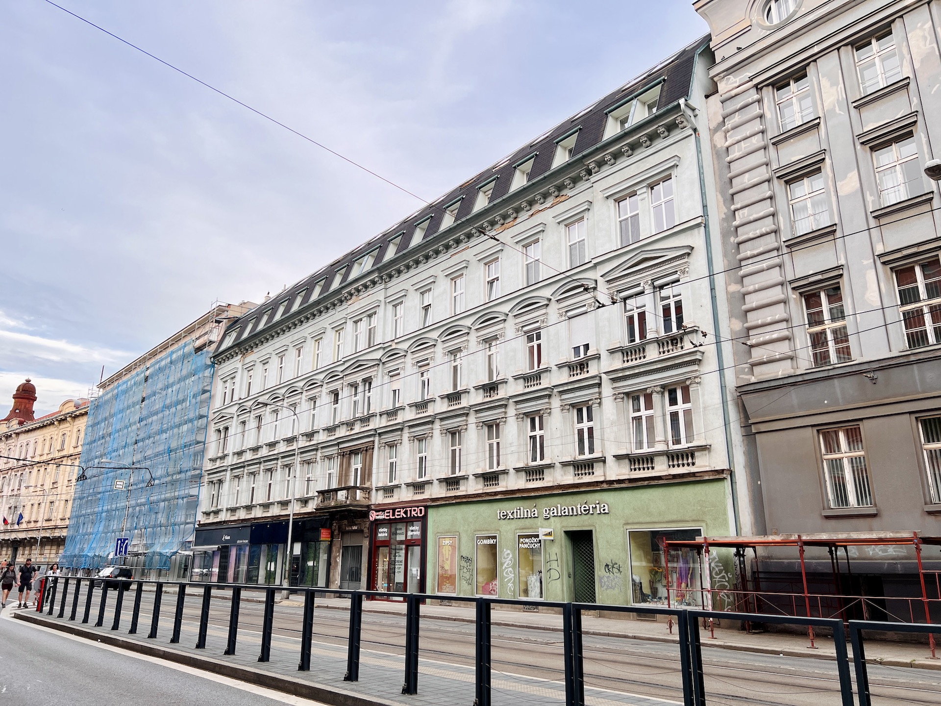 Komplexná obnova je naplánovaná aj v prípade mohutnej bytovky na Špitálskej 16-18, teda medzi aktuálne rekonštruovanou budovou na Špitálskej 20 (vľavo) a objektom „U dvoch levov“ (vpravo)