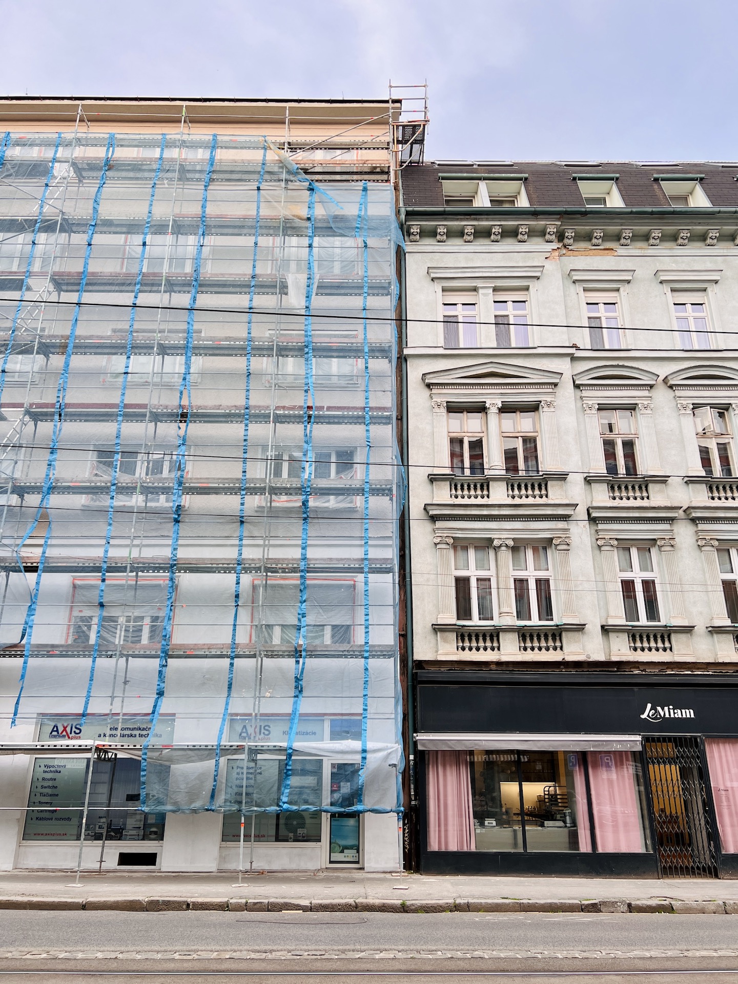Rekonštrukcia aktuálne prebieha aj na Špitálskej 20 (vľavo). V budúcnosti bude zrekonštruovaný aj dom na Špitálskej 16-18 (vpravo)