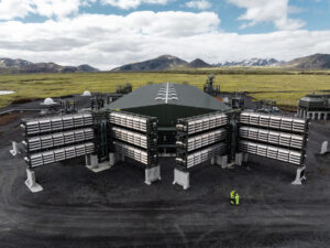 Na Islande spustili najväčšie zariadenie v Európe na zachytávanie oxidu uhličitého zo vzduchu. Ukladá ho pod zem