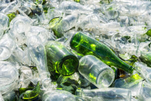 Recyklácia šetrí zdroje, chýba nám však dostatok použitého obalového skla. Končí v komunálnom odpade