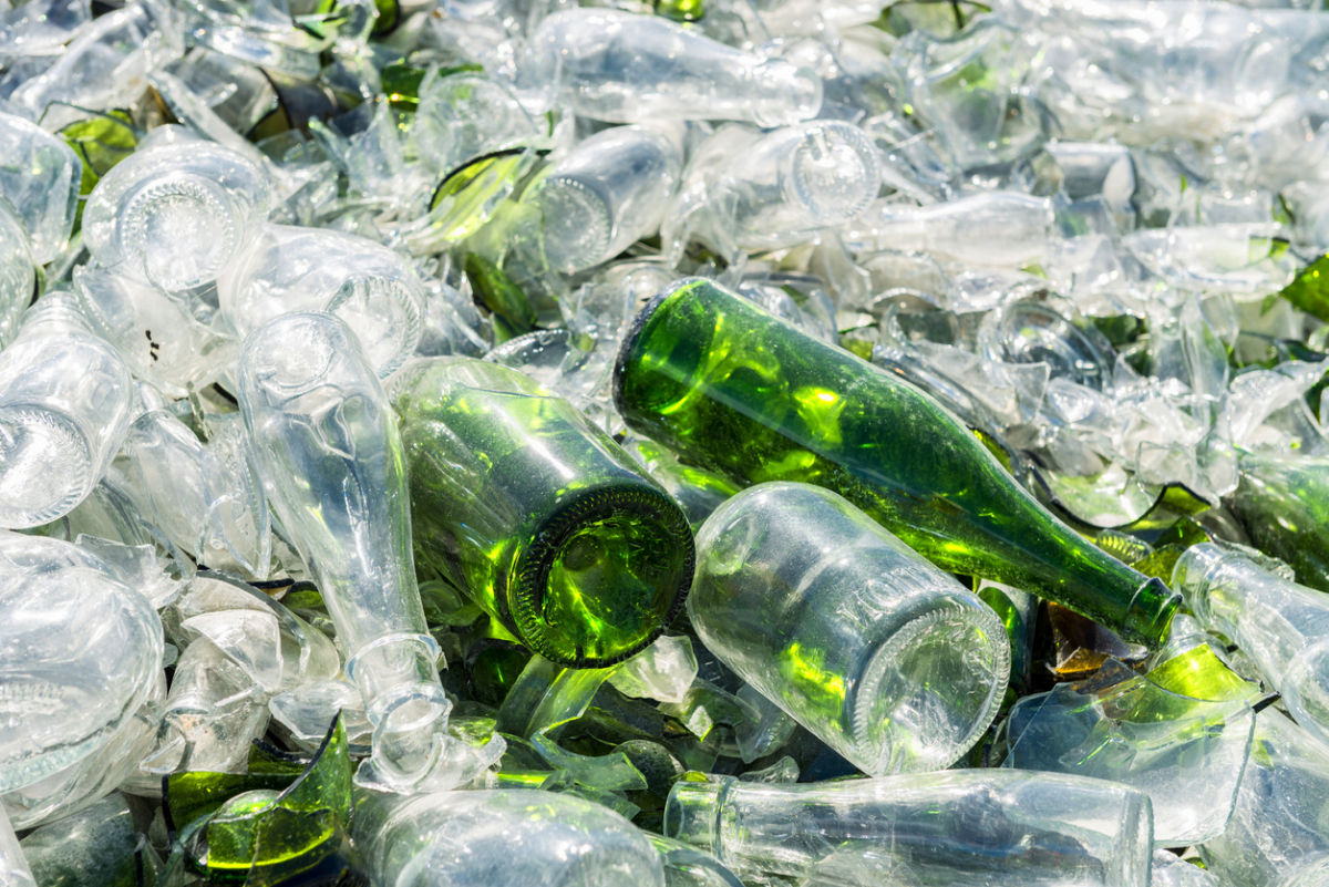 Recyklácia skla šetrí životné prostredie, chýba nám však dostatok použitého obalového skla. To končí v komunálnom odpade 