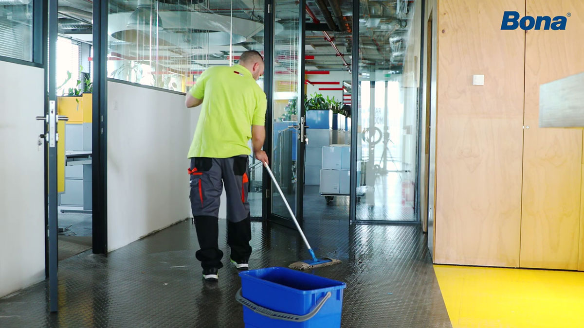 03 | Nanesenie čistiaceho prostriedkuZriedený roztok vysokoúčinného čistiaceho prostriedku sa naniesol mopom na povrch podlahoviny a dôkladne a rovnomerne sa rozotrel. Nechal sa reagovať s povrchom približne 20 minút. 