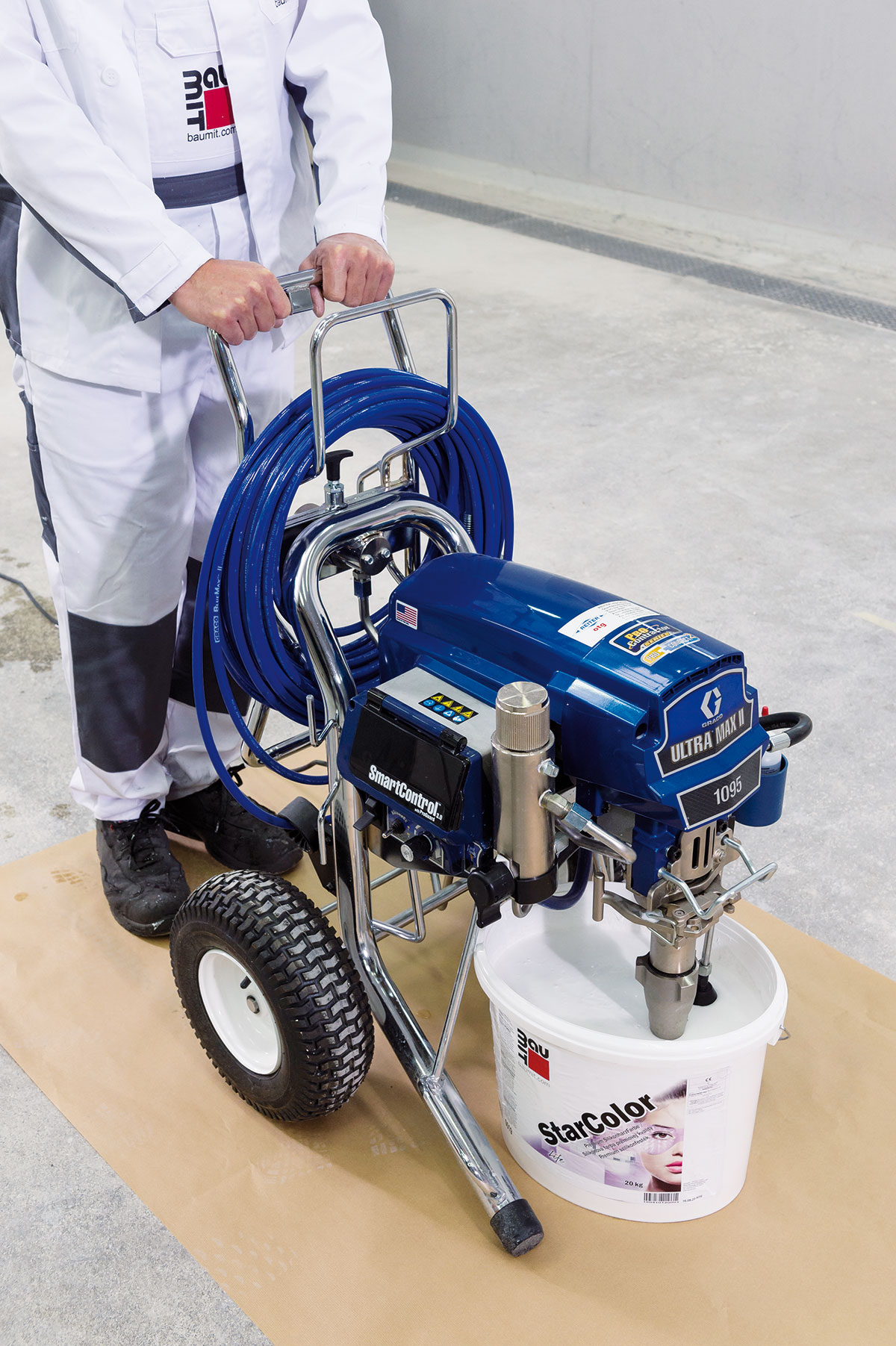 08 | Striekacie zariadenieNa strojové nanášanie sa použije striekacie zariadenie s technológiou airless (napr. Graco UM II 795 PC). Neriedená silikónová fasádna farba sa nanesie rovnomerne bez prerušenia v dvoch vrstvách v jednom pracovnom cykle tzv. krížovým spôsobom, aby sa docielilo rovnomerné prefarbenie povrchu.