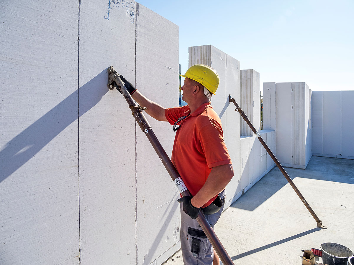 11 | Diagonálne podperyPo osadení a vyrovnaní panelov do správnej polohy sa na rohu budovy každý panel – a v ploche steny orientačne každý tretí panel – zabezpečí diagonálnou montážnou podperou. Podpera sa ukotví do nosnej podlahovej konštrukcie a do stredu hornej 1/4 panelu. 