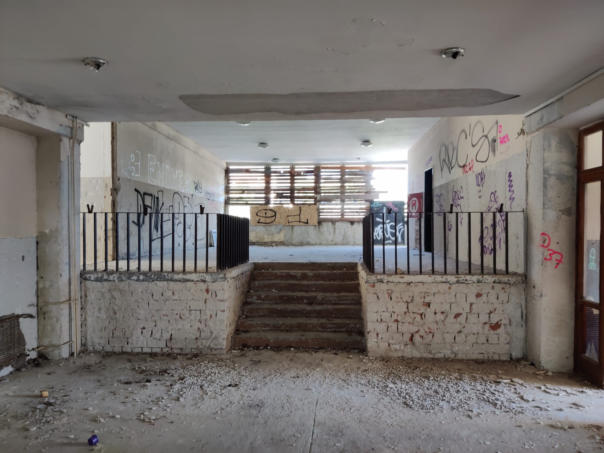 Ruinózny stav školy pred rekonštrukciou