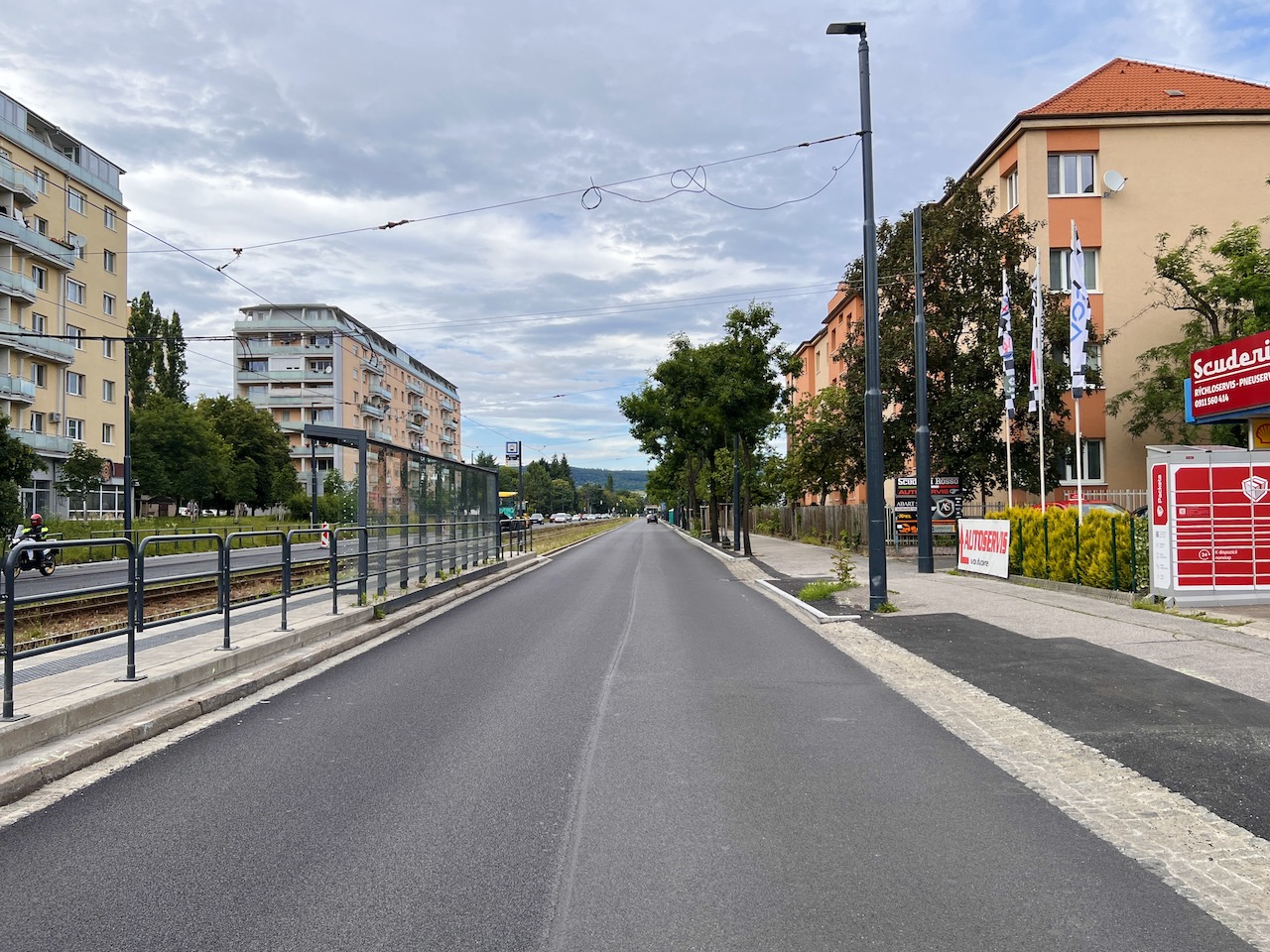 Stav zrekonštruovanej Račianskej ulice pri električkovej zastávke Riazanská