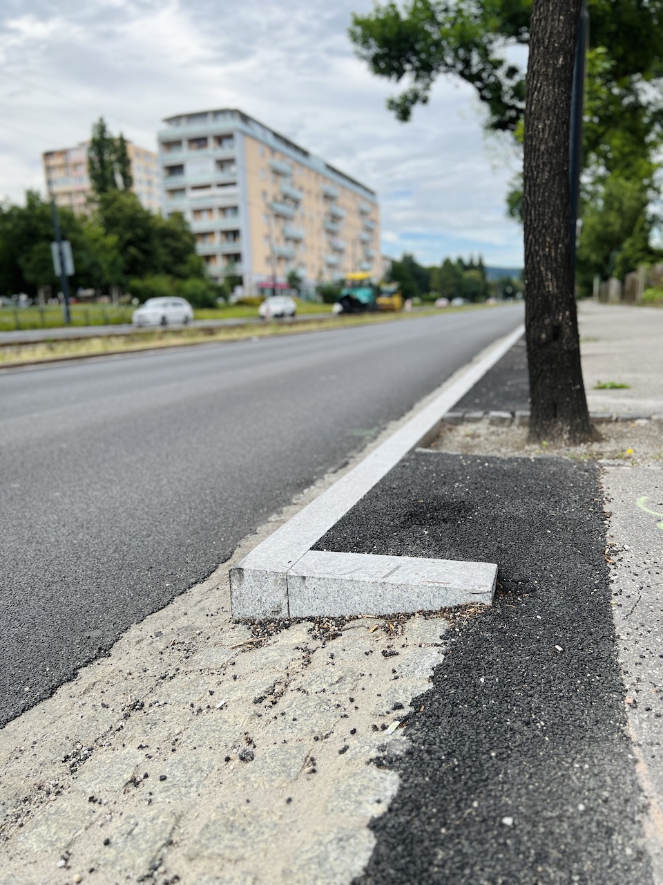 Detail obrubníku pri električkovej zastávke Riazanská 