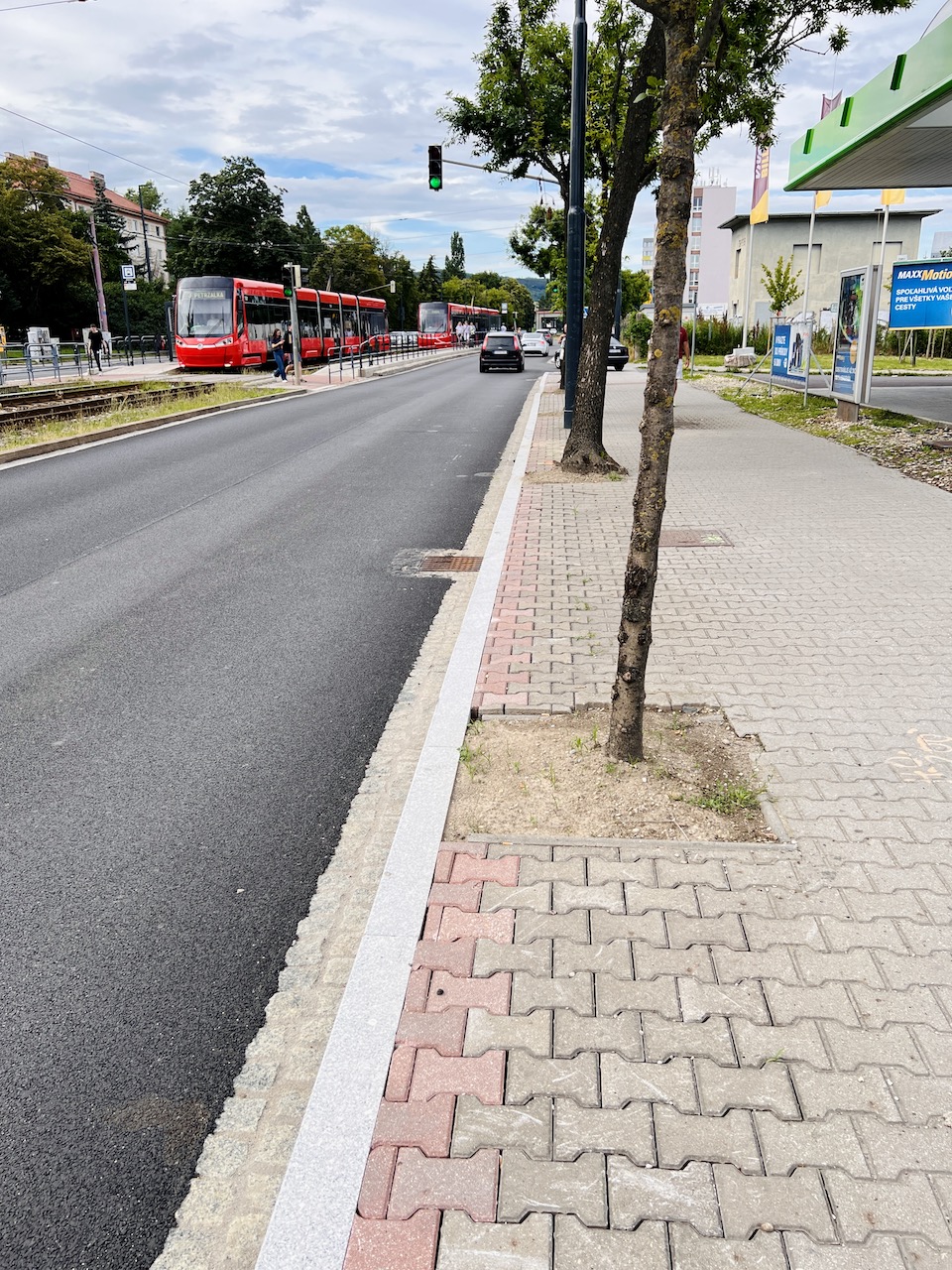 Stav zrekonštruovanej Račianskej ulice pri Mladej Garde - obrubníky boli v tejto časti napojené na existujúcu dlažbu