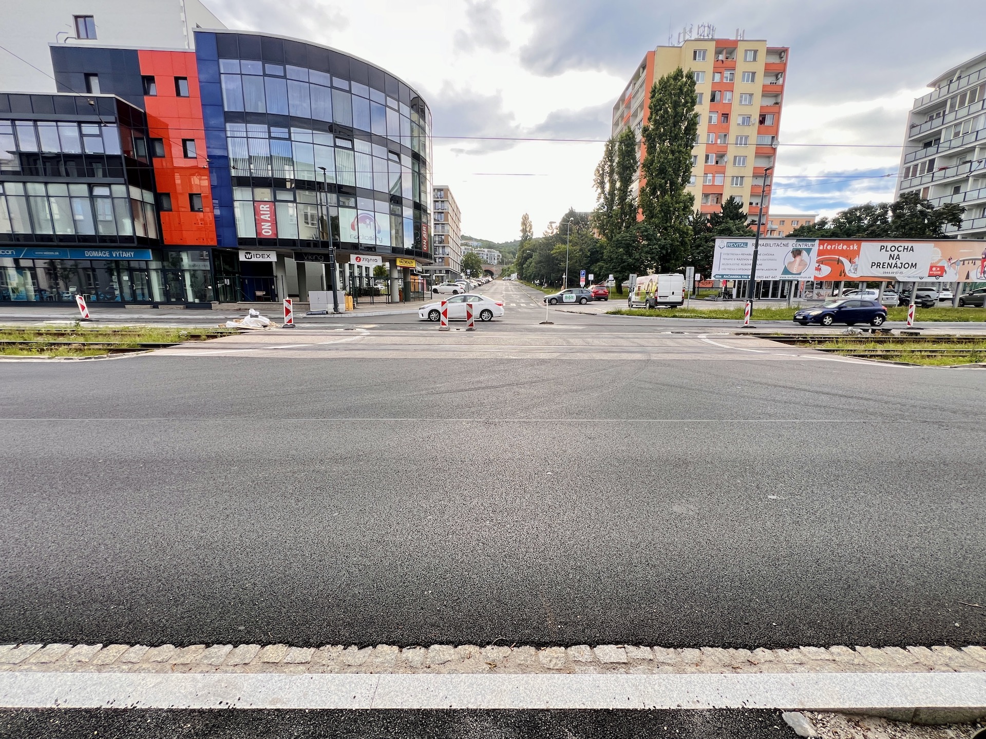 Zrekonštruovaná cesta a priecestie pri križovatke Račianska - Sliačska