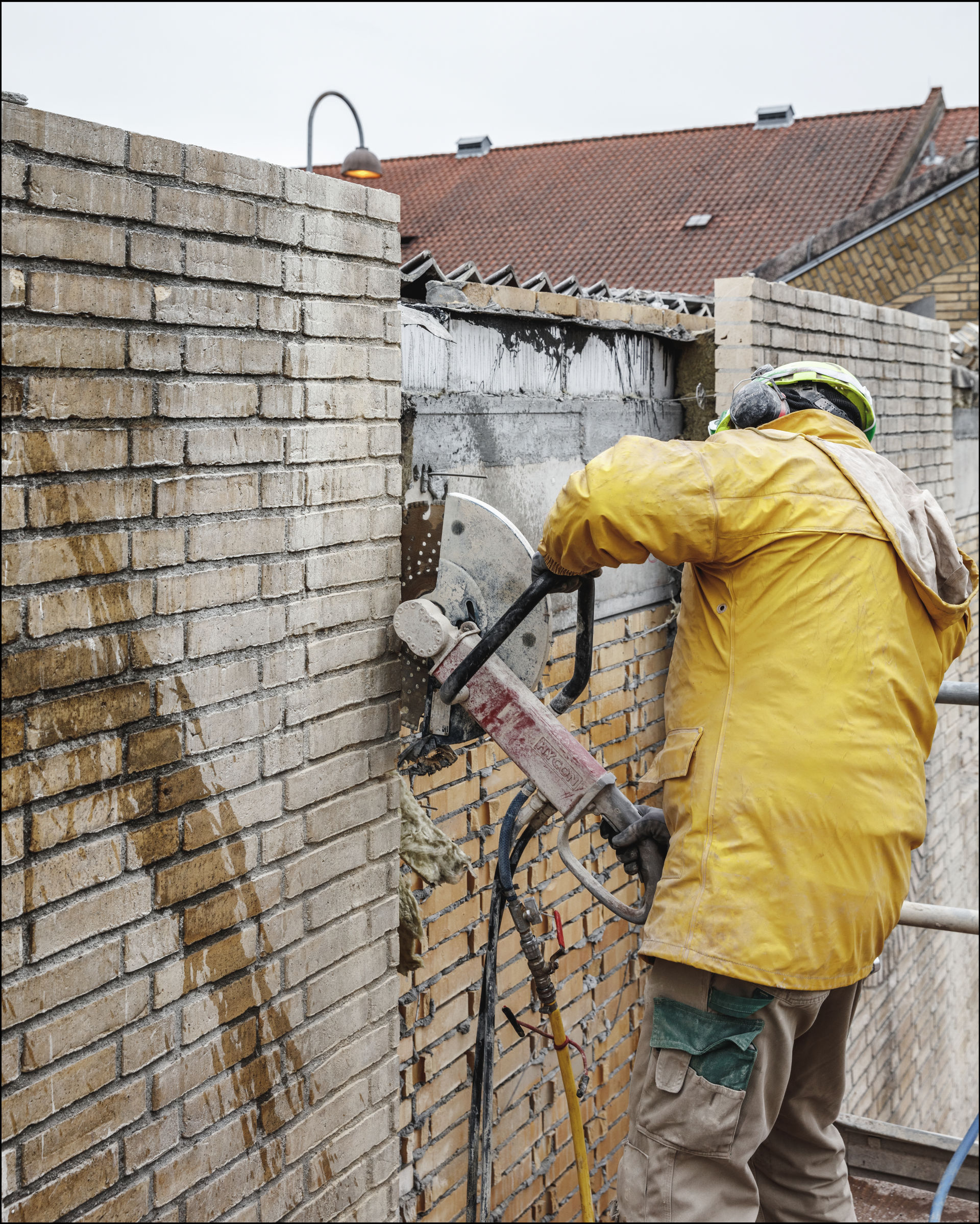 Recyklované tehlové murivo pozostáva z vyrezaných panelov zo starých budov. 