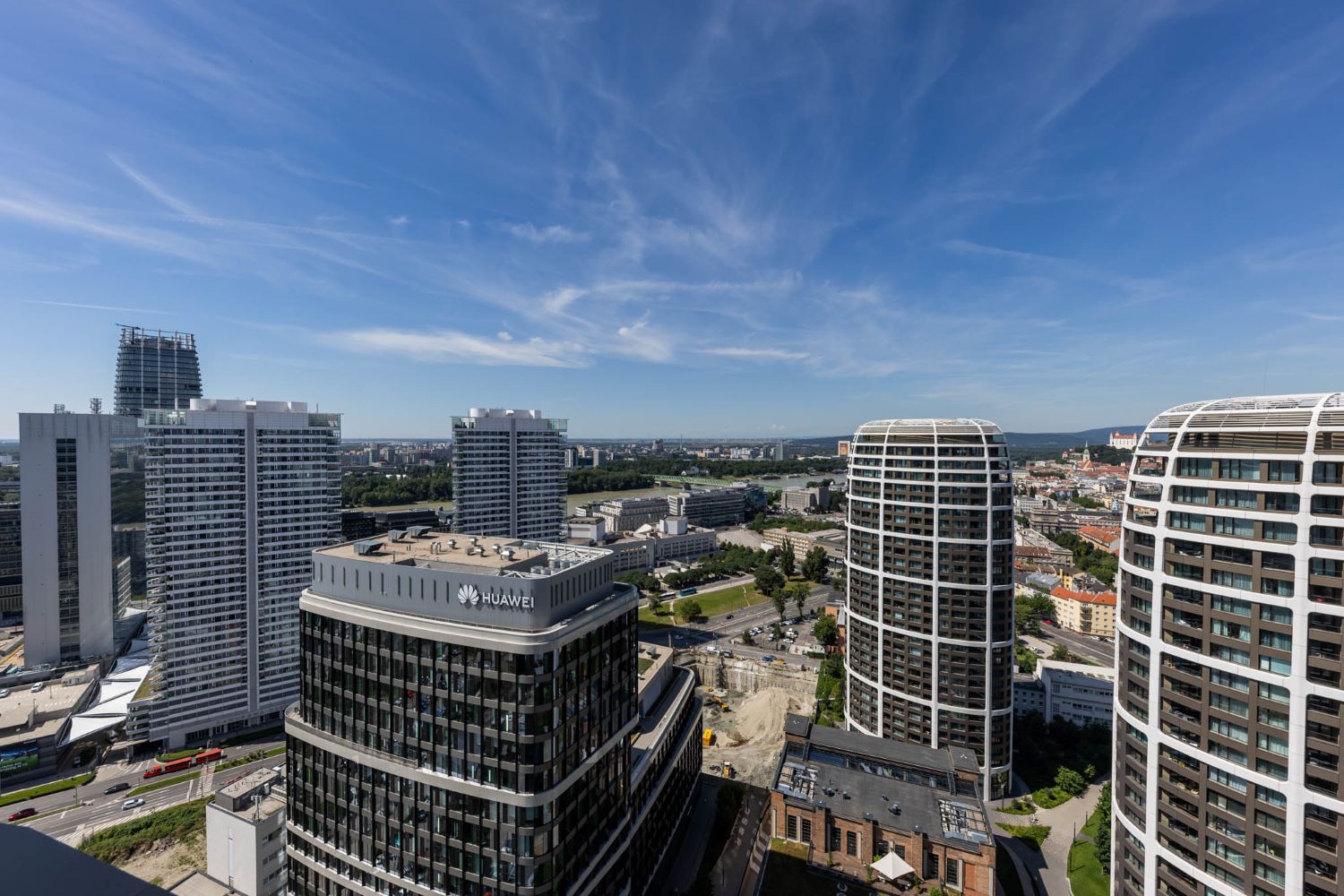 Výškové budovy v časti downtownu v  Bratislave