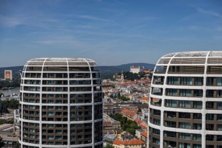 Výhľad z terasy Sky Park 4 veže projektu Sky Park v downtowne. V pozadí je Bratislavský hrad.