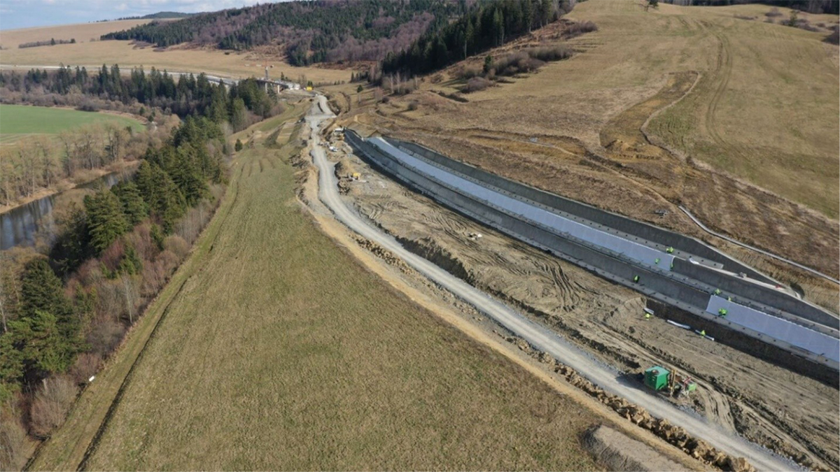 Obr. 12 Výstavba zárubného múru SO 236