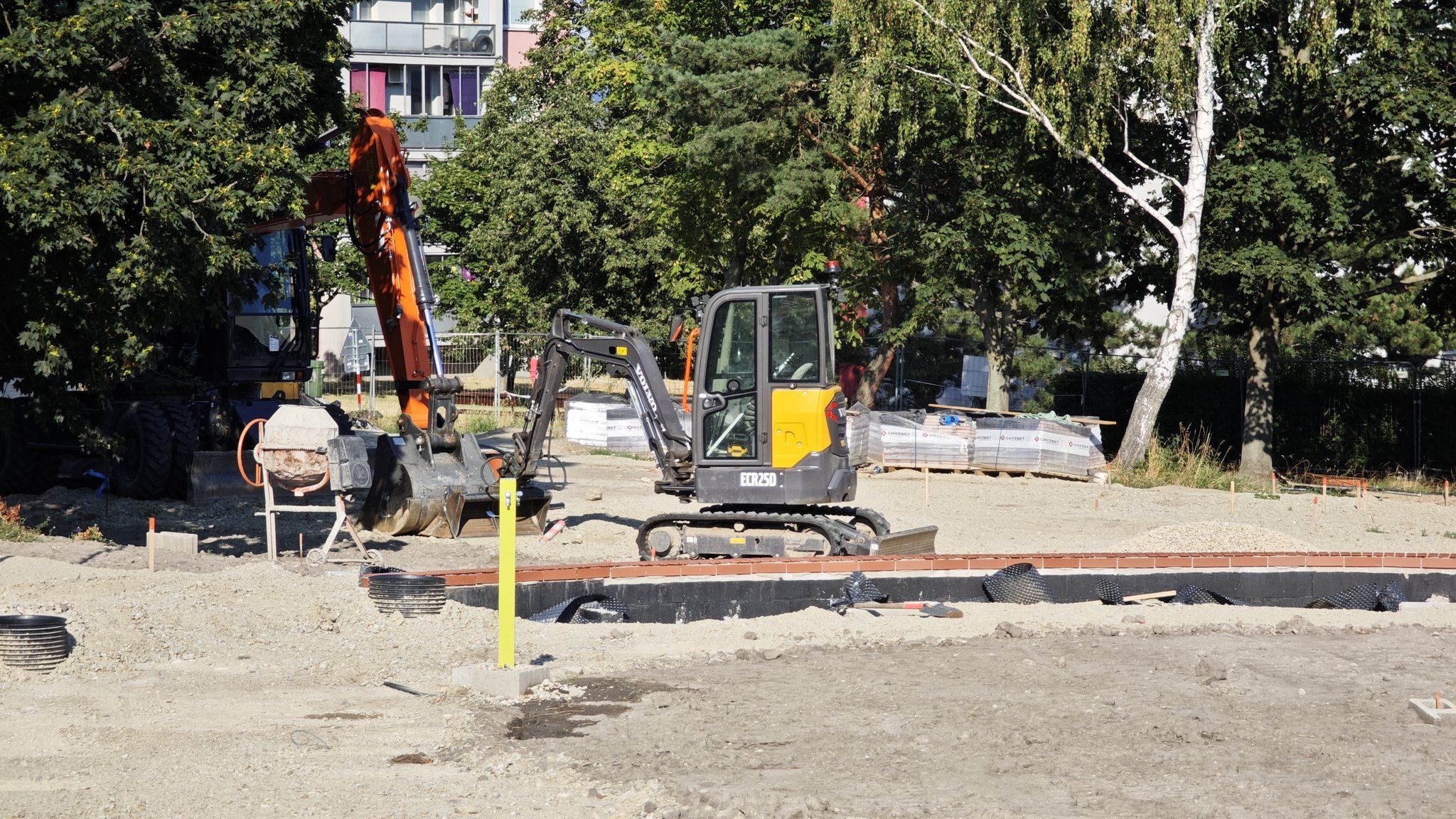 Stavebné práce na druhej fáze areálu Základnej školy Plickova v rači